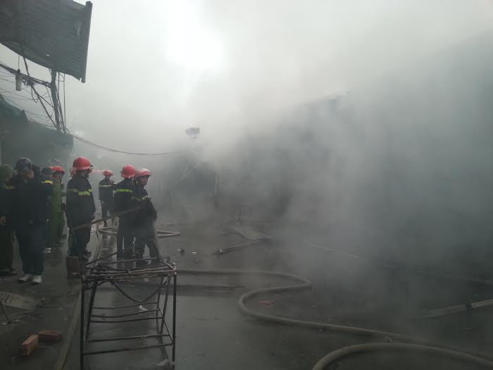 Đang cháy lớn ở chợ Nhà Xanh, Hà Nội